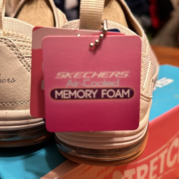 Women’s Sketchers Stretch Fit 8.5 NWT VEGAN Off White with Tan Design - Picture 7 of 9